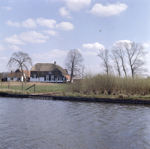 859622 Gezicht op de boerderij De Boeije (Vossegatsedijk 2) te Bunnik, met op de voorgrond de Kromme Rijn.